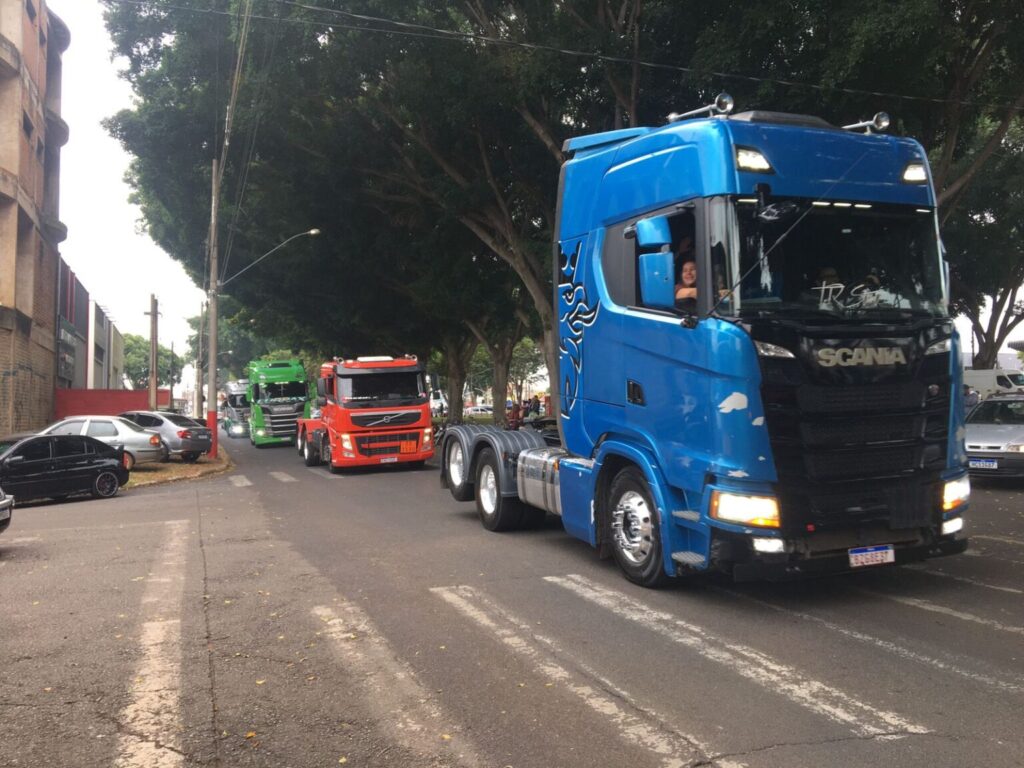 Mais de 300 caminhões desfilam em Artur Nogueira e evento emociona caminhoneiros e moradores