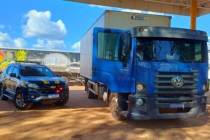Viatura da PRF ao lado de caminhão azul recuperado após roubo no Maranhão