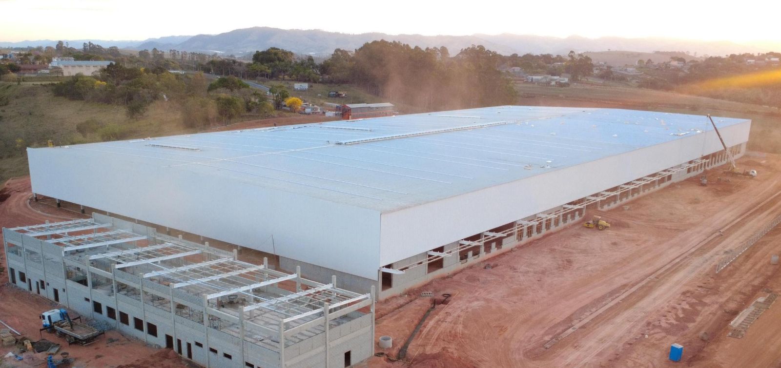 Galpão industrial em construção, futuro centro de distribuição da Iveco em Minas Gerais.