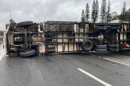 Caminhão tombado bloqueando rodovia, ilustrando estatística sobre acidentes com veículos de carga serem mais comuns que roubos.