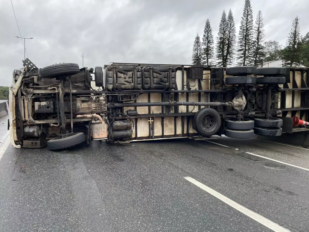 Caminhão tombado bloqueando rodovia, ilustrando estatística sobre acidentes com veículos de carga serem mais comuns que roubos.