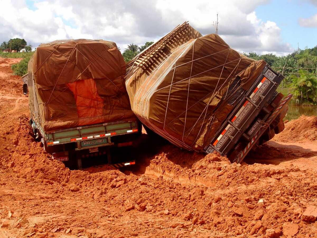 Caminhão de carga atolado em estrada de terra vermelha na Transamazônica.