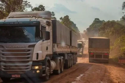 O aumento das autuações da ANTT e o uso de fiscalização eletrônica acenderam o alerta no agronegócio. Produtores reclamam de custos, mas caminhoneiros cobram respeito à lei e valorização do transporte. O debate reacende um velho embate: quem paga a conta da estrada brasileira?