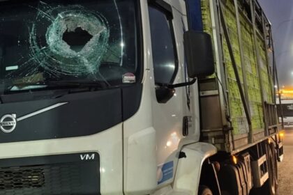 Casos de ataques a veículos com pedras, sabotagem de pneus e falsos acidentes têm se multiplicado nas rodovias brasileiras, colocando em risco a vida de quem vive do transporte.