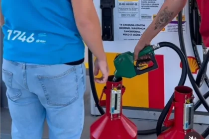 Uma fiscalização da Secretaria de Proteção e Defesa do Consumidor do Rio de Janeiro (Sedecon) constatou que um posto da bandeira Shell na Zona Norte do Rio desviava cerca de 30% do combustível abastecido — cobrando por litros que não eram entregues. Apesar da irregularidade grave, o posto permanece funcionando por causa de uma liminar judicial, o que reacende o alerta sobre fraudes em abastecimento e as consequências para quem roda a boleia, especialmente caminhoneiros.
