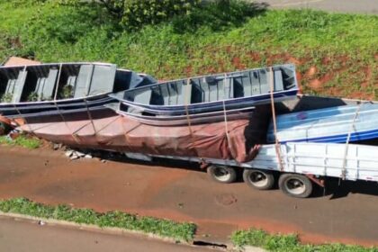Uma ação da Polícia Militar no norte do Paraná resultou na recuperação de uma carreta com barcos e bebidas energéticas furtados. Durante a abordagem, o veículo entalou à margem da rodovia, o que permitiu a prisão de um dos suspeitos. O motorista fugiu, mas a carga e o veículo foram retidos.