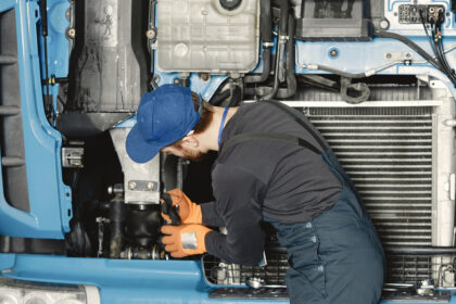 Antes das viagens longas de fim de ano, revisar itens básicos do caminhão reduz riscos de quebra, acidentes e atrasos. Um checklist simples ajuda o caminhoneiro a rodar com mais segurança e economia.