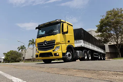 Caminhao amarelo mercedez
