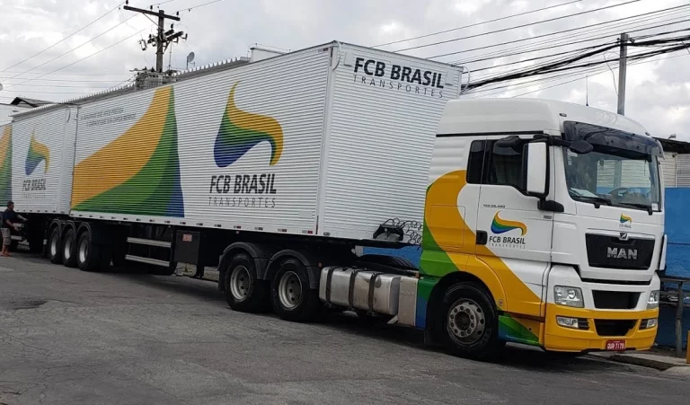 Caminhão da FCB Transporte