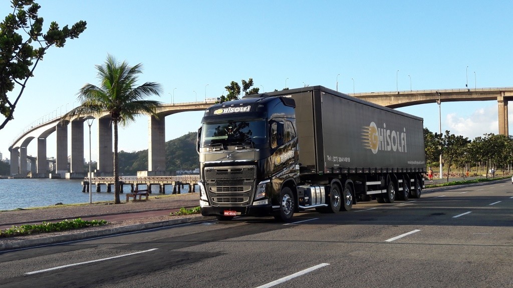 Caminhão da Ghisolfi Transportes