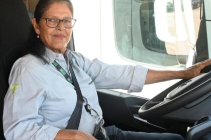 mulher dirigindo caminhão