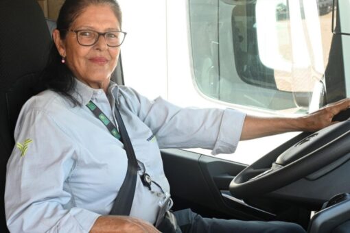 mulher dirigindo caminhão