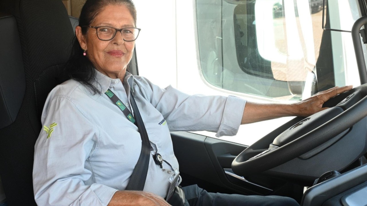 mulher dirigindo caminhão