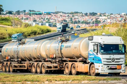 caminhão da Liquiexpress Transporte e Logística