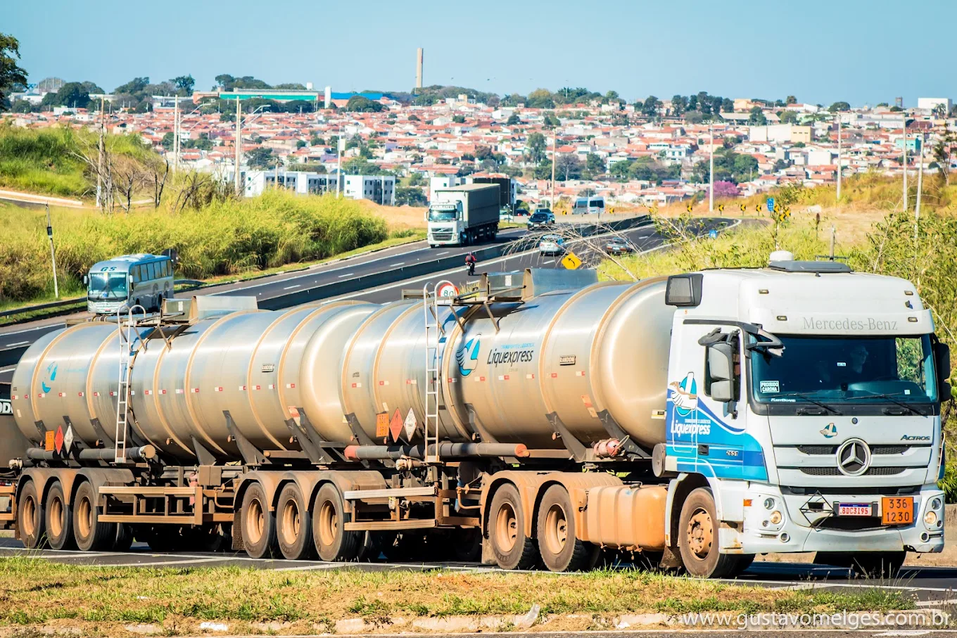caminhão da Liquiexpress Transporte e Logística