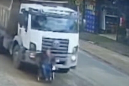 Cadeirante é arrastado por caminhão em Porto Alegre; incidente mostra perigo dos pontos cegos. Caminhoneiros e pedestres devem redobrar atenção e usar espelhos, câmeras e manter distância.