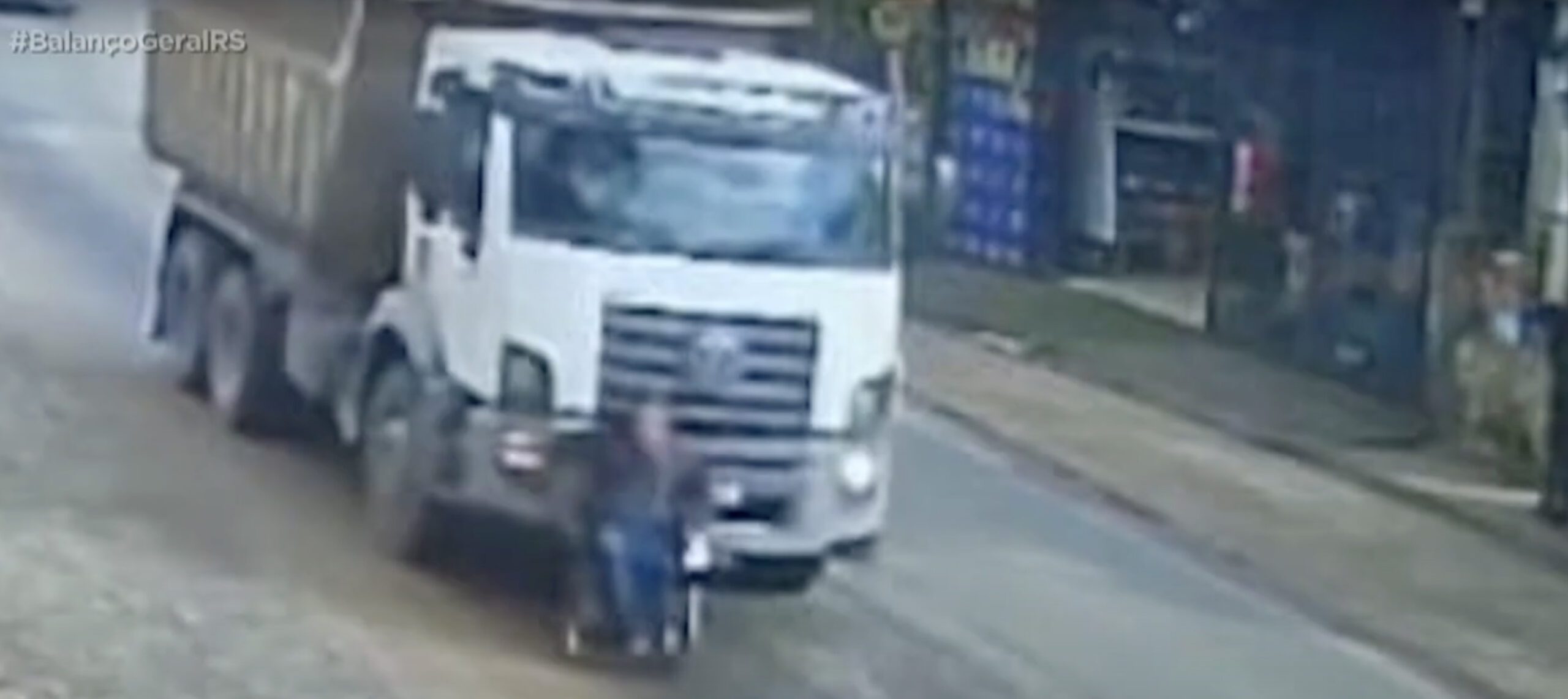 Cadeirante é arrastado por caminhão em Porto Alegre; incidente mostra perigo dos pontos cegos. Caminhoneiros e pedestres devem redobrar atenção e usar espelhos, câmeras e manter distância.