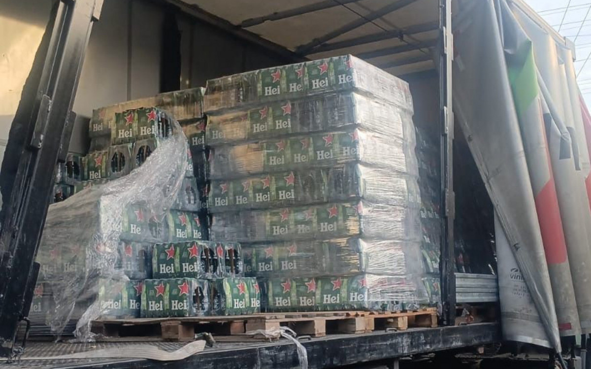 Caminhoneiro sequestrado na Zona Norte do Rio é resgatado pela PM após tiroteio; carga de cerveja foi recuperada e criminosos fugiram rumo ao Complexo da Pedreira.
