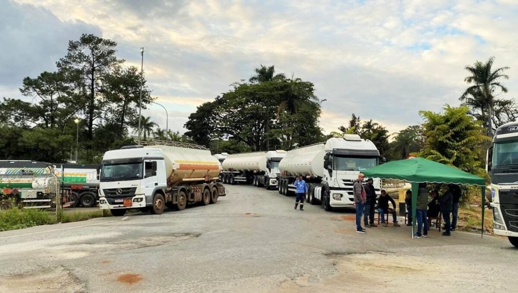 Greve de caminhoneiros em Minas: vale-pedágio e piso mínimo provocam paralisação e risco de desabastecimento