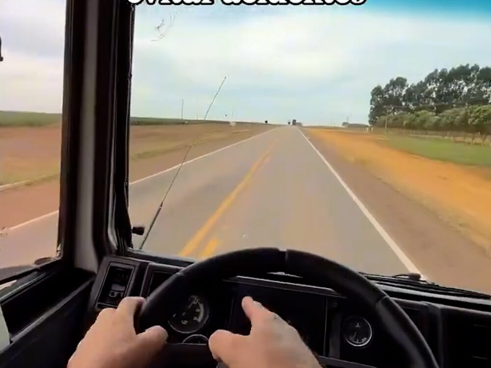 Caminhoneiro experiente explica como a seta pode ser um gesto de orientação, mas não substitui a responsabilidade de quem ultrapassa.