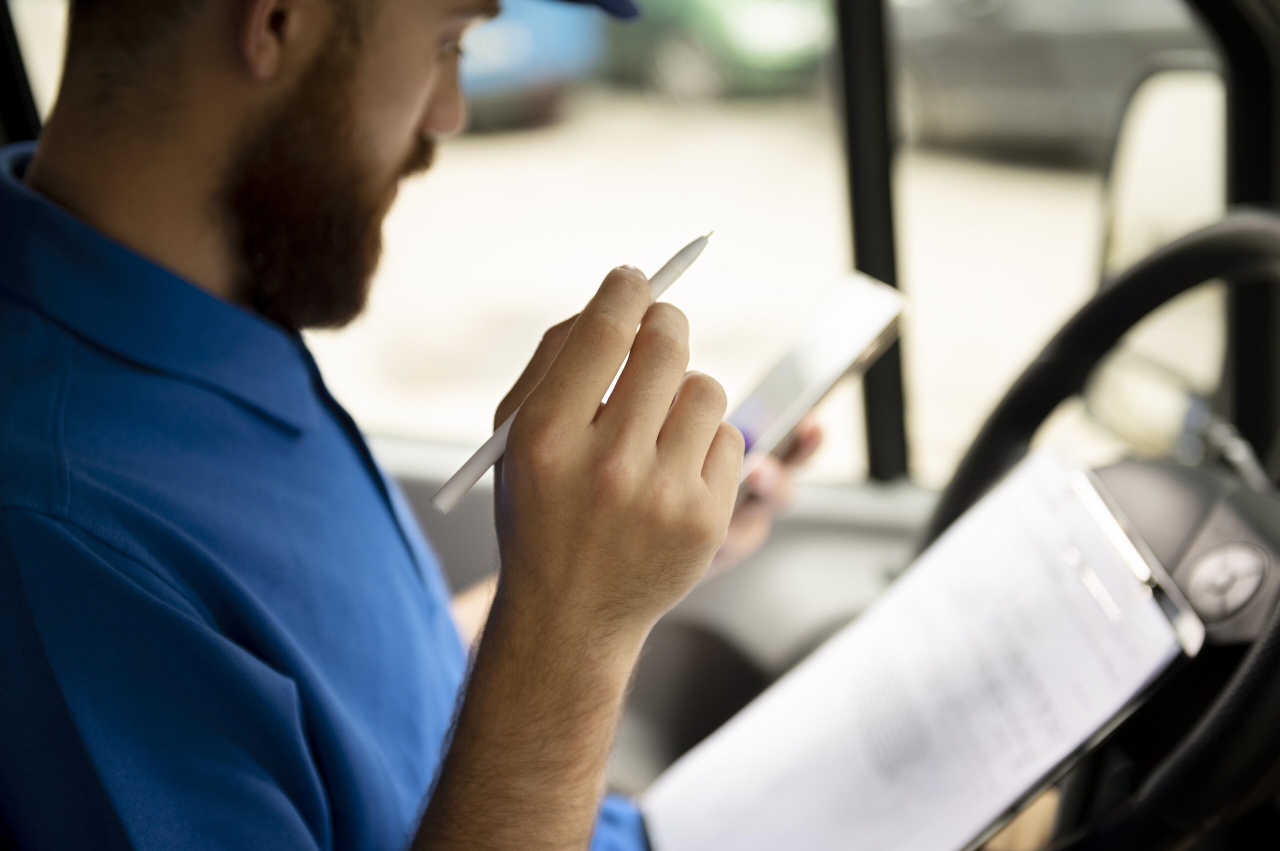 Caminhoneiro precisa de CNH C, D ou E, exame toxicológico, curso MOPP, CRLV em dia, registro na ANTT e seguros para fazer fretes com segurança e dentro da lei.