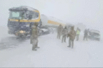 Caminhoneiros enfrentam frio extremo e falta de estrutura após bloqueio causado por nevasca no Paso de Jama.