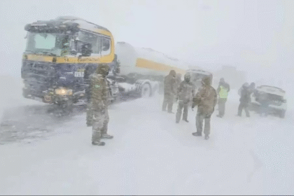 Caminhoneiros enfrentam frio extremo e falta de estrutura após bloqueio causado por nevasca no Paso de Jama.