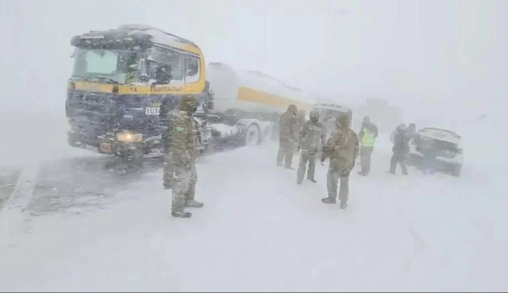 Caminhoneiros enfrentam frio extremo e falta de estrutura após bloqueio causado por nevasca no Paso de Jama.
