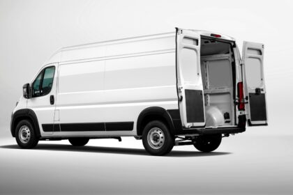 Nova Peugeot Boxer 2026 chega ao mercado com foco no transporte urbano e versatilidade para entregas.