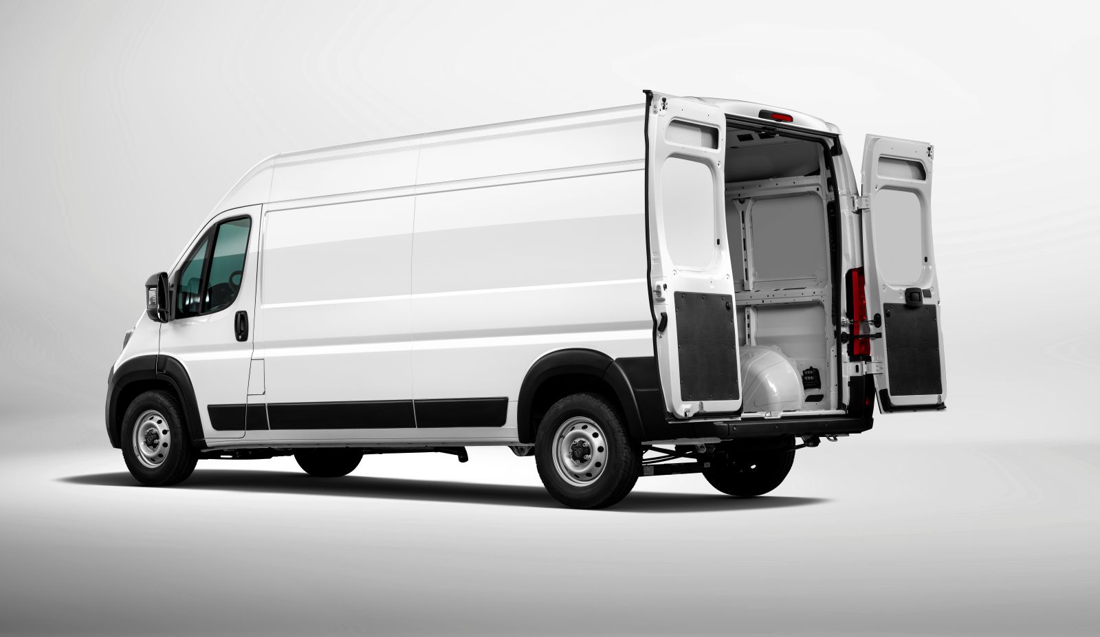 Nova Peugeot Boxer 2026 chega ao mercado com foco no transporte urbano e versatilidade para entregas.