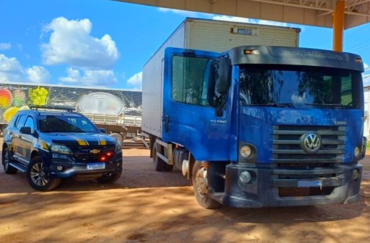 Viatura da PRF ao lado de caminhão azul recuperado após roubo no Maranhão