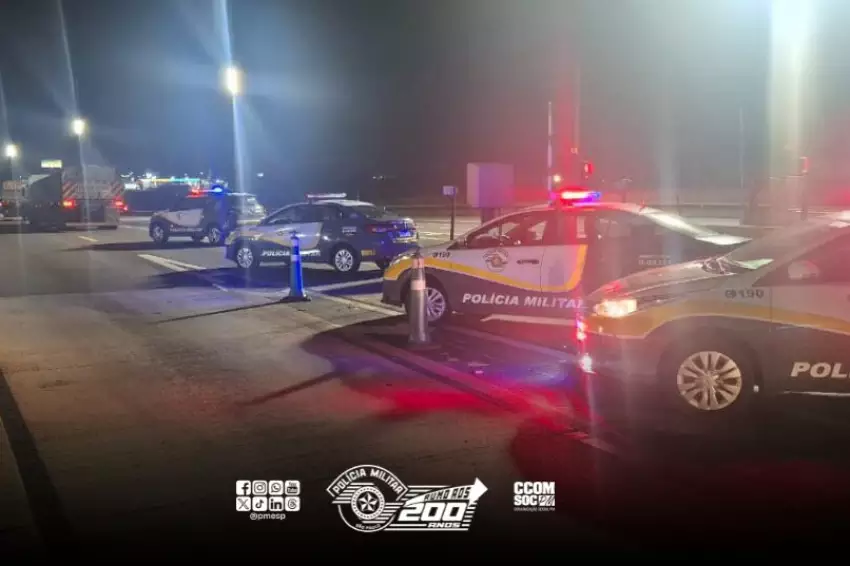 Viaturas da Polícia Militar Rodoviária paradas em ponto de fiscalização noturna na Rodovia Anhanguera, com luzes de emergência acesas, durante a Operação “Toll”.