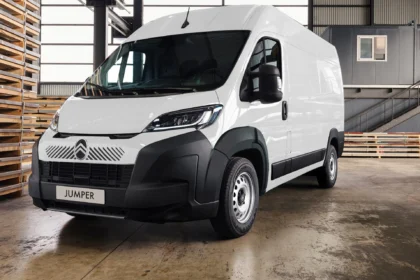 Citroën Jumper 2026 branco estacionado em galpão, mostrando novo design frontal.