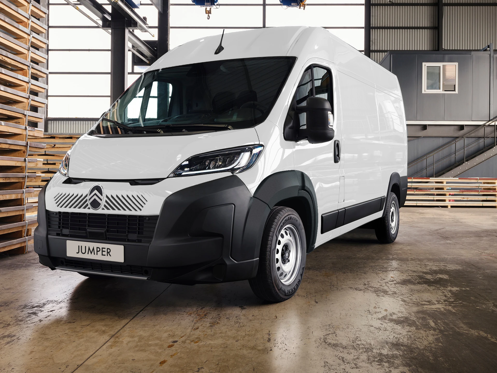 Citroën Jumper 2026 branco estacionado em galpão, mostrando novo design frontal.