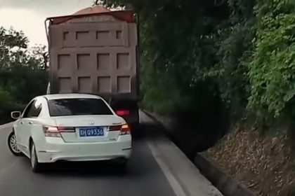 Caminhão e carro destruído após colisão frontal em rodovia; acidente levanta debate sobre mudanças no seguro para terceiros pela ANTT.