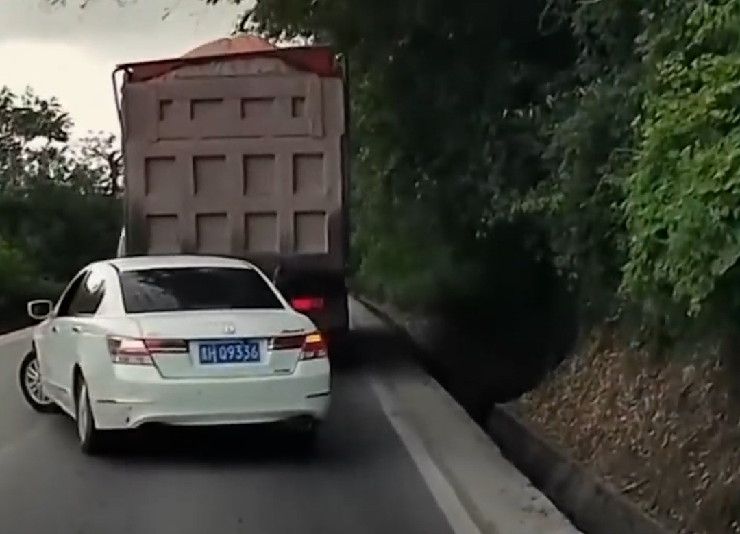 Caminhão e carro destruído após colisão frontal em rodovia; acidente levanta debate sobre mudanças no seguro para terceiros pela ANTT.