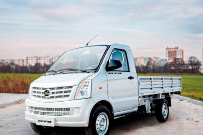 Utilitário leve da marca Effa estacionado em via urbana com fundo de cidade