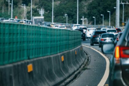 Carros em congestionamento em rodovia, representando risco de acidentes no trânsito. Foto de Tsai Derek na Unsplash