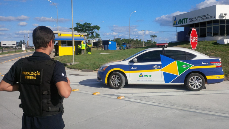 A nova tecnologia da ANTT cruza dados e identifica quem paga ou recebe abaixo do piso mínimo. Entenda como a fiscalização eletrônica funciona e o que muda para o caminhoneiro.