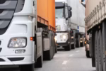 O transporte de cargas está mudando. Fiscalização digital, seguro obrigatório e uso de tecnologia formam um novo alicerce para valorizar o caminhoneiro e proteger o futuro da profissão. O desafio é transformar avanço em equilíbrio.