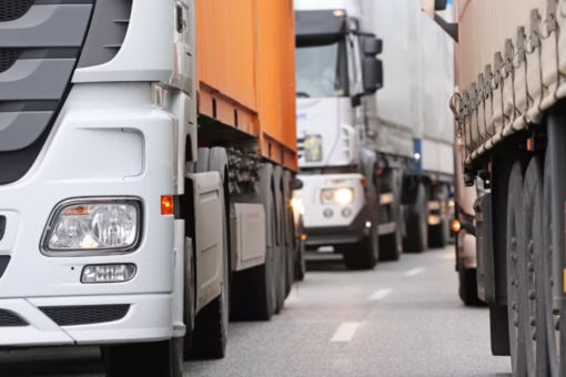 O transporte de cargas está mudando. Fiscalização digital, seguro obrigatório e uso de tecnologia formam um novo alicerce para valorizar o caminhoneiro e proteger o futuro da profissão. O desafio é transformar avanço em equilíbrio.
