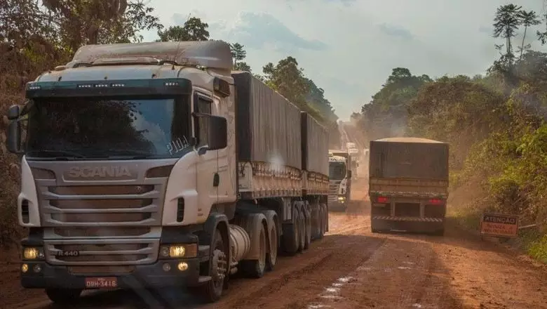 O aumento das autuações da ANTT e o uso de fiscalização eletrônica acenderam o alerta no agronegócio. Produtores reclamam de custos, mas caminhoneiros cobram respeito à lei e valorização do transporte. O debate reacende um velho embate: quem paga a conta da estrada brasileira?