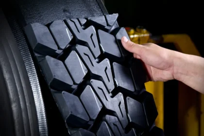 Recapagem prolonga a vida útil do pneu e gera economia, mas exige cuidados e inspeções constantes. Veja quando vale a pena e como rodar com segurança.