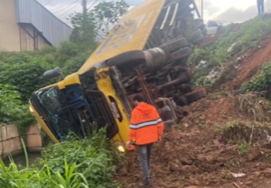 Uma carreta dos Correios tombou e caiu em uma ribanceira no km 351 da BR-381, em João Monlevade (MG). O motorista teve ferimentos leves, mas o episódio reacende o debate sobre segurança na estrada, manutenção de veículos públicos e a necessidade de atenção redobrada para quem dirige e fiscaliza.