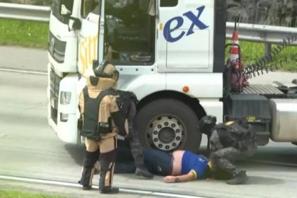 Um caminhoneiro foi sequestrado, amarrado e obrigado a permanecer ao lado de um artefato que parecia uma bomba, após criminosos atravessarem a carreta que ele dirigia no Rodoanel Mário Covas, em Itapecerica da Serra (SP).