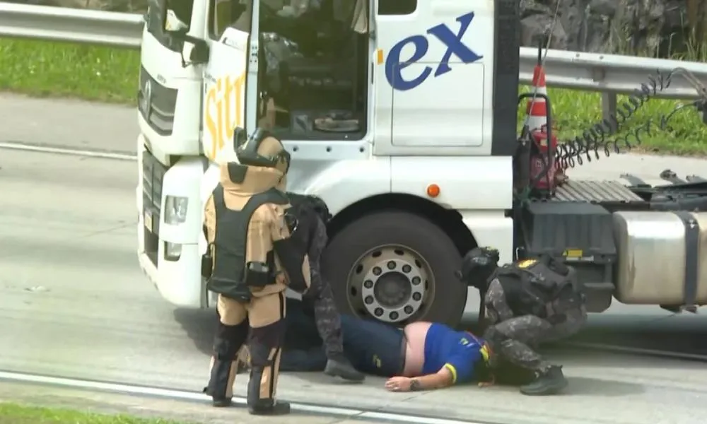 Um caminhoneiro foi sequestrado, amarrado e obrigado a permanecer ao lado de um artefato que parecia uma bomba, após criminosos atravessarem a carreta que ele dirigia no Rodoanel Mário Covas, em Itapecerica da Serra (SP).