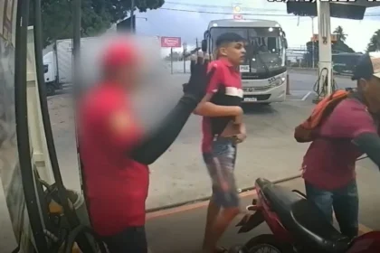 Roubos e agressões em postos de combustível se tornaram rotina para quem vive na estrada. Um caso recente, registrado em vídeo, reacendeu o debate sobre a falta de segurança nos locais onde motoristas deveriam descansar. Especialistas reforçam: preservar a vida é prioridade absoluta.