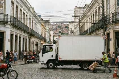 Com o e-commerce fervendo, o volume de entregas disparou para a Black Friday. Transportadoras aumentam rotas, frotas e custos — enquanto caminhoneiros enfrentam mais pressão operacional, risco de sobrecarga e insegurança nas rotas.