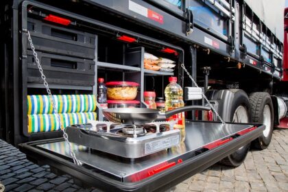 A caixa de cozinha é mais que um acessório: é sinônimo de autonomia, economia e saúde para quem vive na boleia. Saiba o que não pode faltar e por que cuidar da alimentação é parte da rotina profissional.