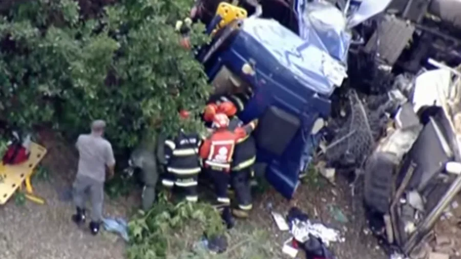 Caminhão caiu da Ponte Atílio Fontana, ligação entre a Rodovia Anhanguera e a Marginal Tietê, em São Paulo. O motorista morreu antes de chegar ao hospital. O caso reforça a urgência de melhorias na sinalização e infraestrutura do local.